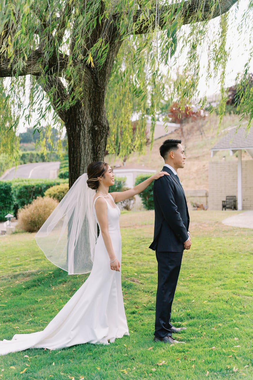 saratoga-country-club-wedding-photography-under-tree